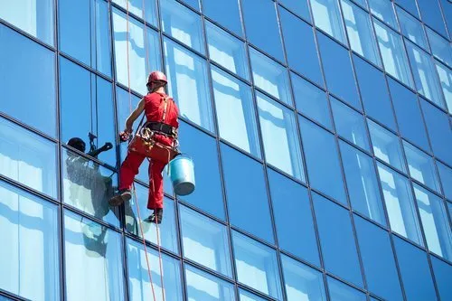Entfesseln Sie die Kraft der professionellen Gebäudeglasreinigung