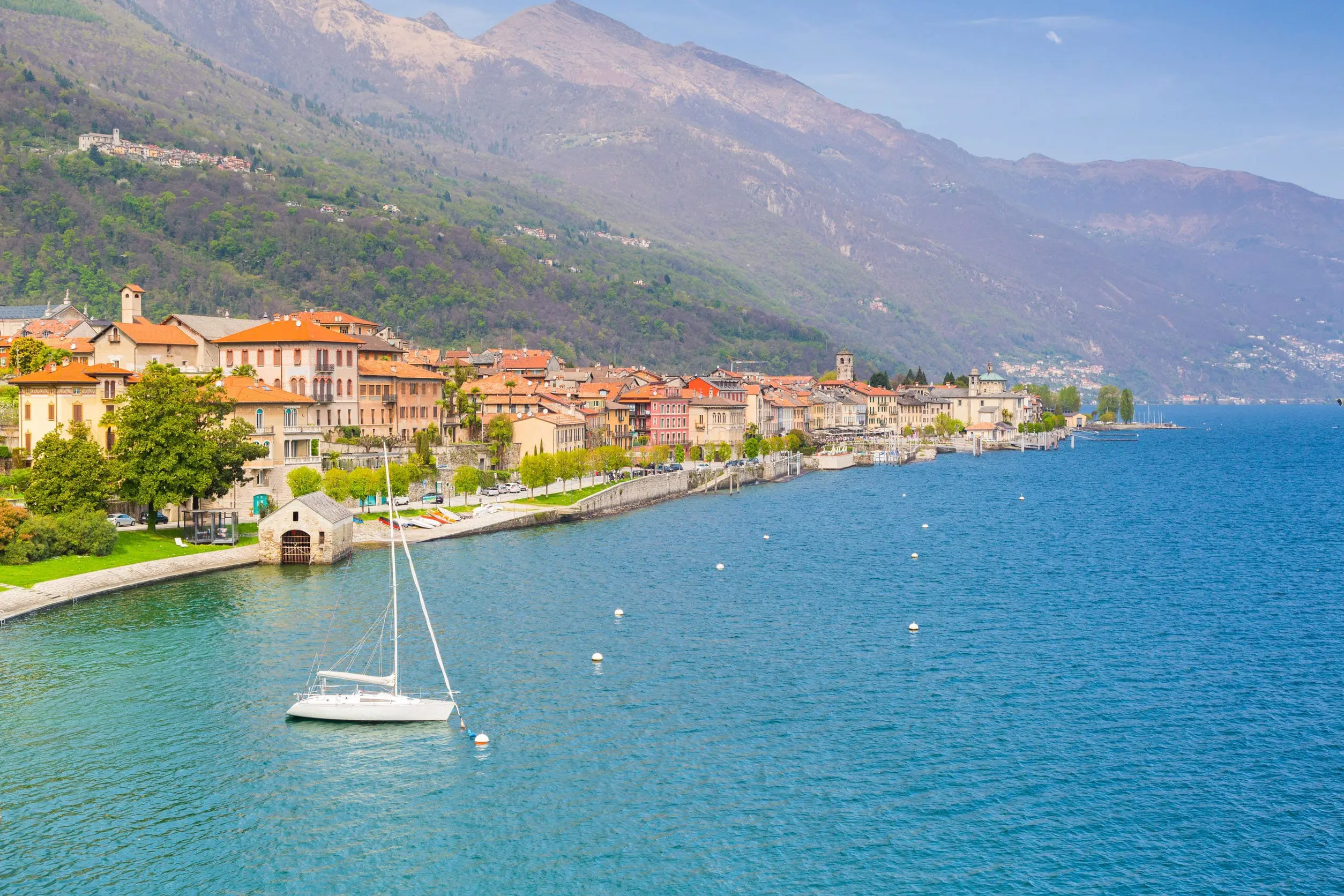 Entspannen Sie sich im Camping Cannobio mit privatem Strandzugang und Seeblick