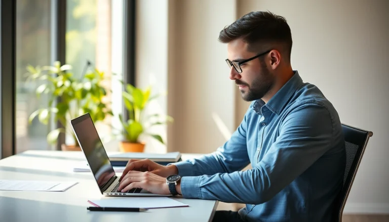 Headhunter Gelsenkirchen bei der Arbeit, umgeben von Lebensläufen.