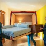Entrümpelung Wien, professionelles Team bei der Wohnungsräumung in hellem Raum.